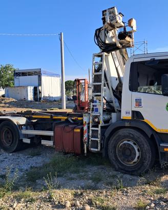 Scania impianto scarrabile con gru