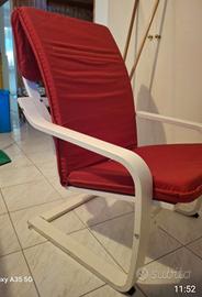 poltrona Ikea struttura bianca opaca cuscino rosso