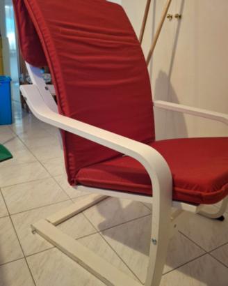 poltrona Ikea struttura bianca opaca cuscino rosso