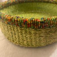 Cestino in iuta e perline in vetro africane