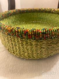 Cestino in iuta e perline in vetro africane
