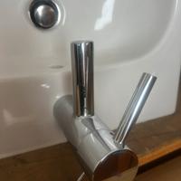 Lavandino con rubinetto