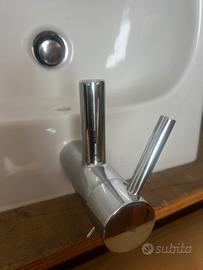 Lavandino con rubinetto