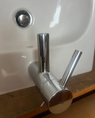 Lavandino con rubinetto