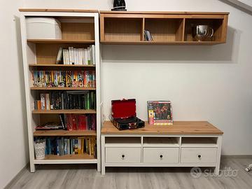 Libreria soggiorno sala cameretta con porta tv.