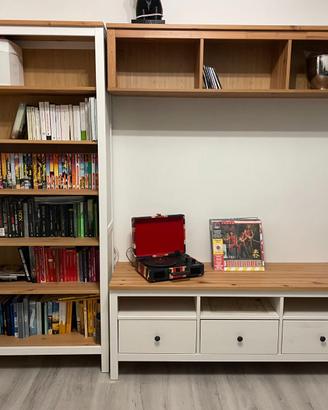 Libreria soggiorno sala cameretta con porta tv.