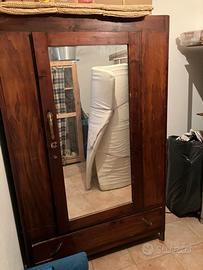 Armadio antico con specchio