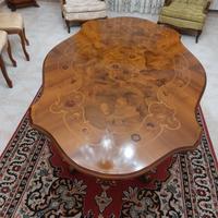 Tavolo da pranzo ovale in stile classico