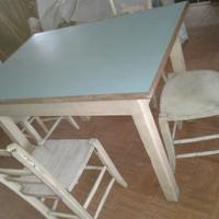 Tavolo vecchio piano di formica e 4 sedie