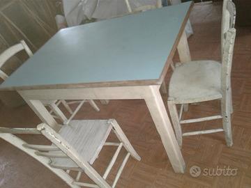 Tavolo vecchio piano di formica e 4 sedie