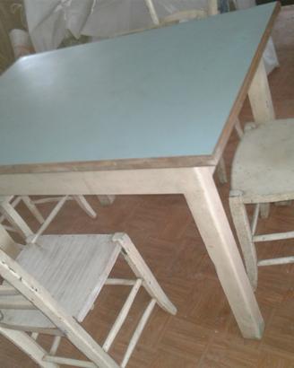 Tavolo vecchio piano di formica e 4 sedie