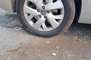 Quattro cerchi in lega da 16 - 5 fori 3 con gomme.