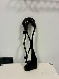 Scultura Astratta in Legno Scuro Intagliato a Mano