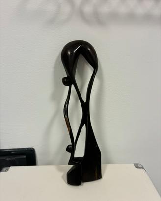 Scultura Astratta in Legno Scuro Intagliato a Mano