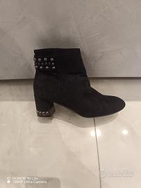 Stivaletti neri con borchie 