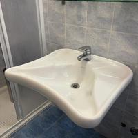 Lavabo disabili Dolomite con rubinetteria e staffe