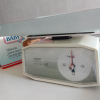 Bilancia pesa neonati pronta con piatto famigglia