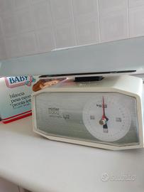 Bilancia pesa neonati pronta con piatto famigglia