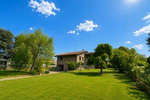 Villa di 360 m² con più di 5 locali e box auto dop
