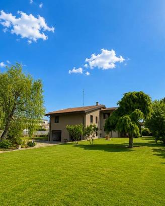 Villa di 360 m² con più di 5 locali e box auto dop