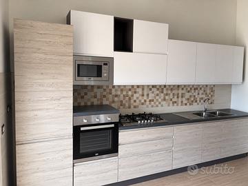 Cucina moderna con elettrodomestici