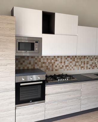 Cucina moderna con elettrodomestici