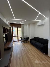 Elegante monolocale con doccia walk-in