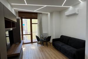 Elegante monolocale con doccia walk-in