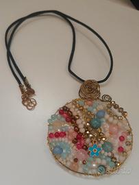 cordino con pendente con pietre cristalli agata