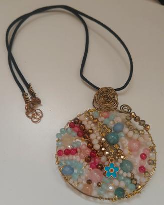 cordino con pendente con pietre cristalli agata