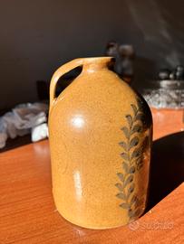 Bottiglia in ceramacia con decorazioni