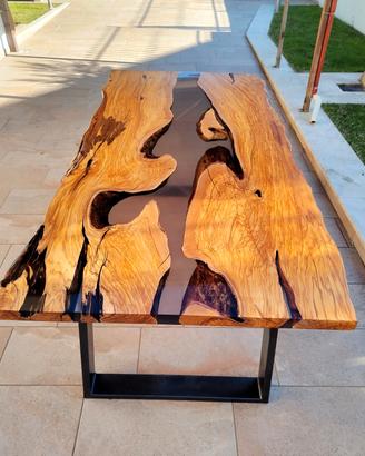 🌿 Tavoli in legno e resina su misura 