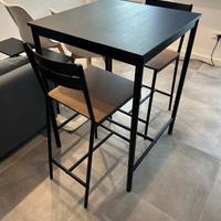 Sgabelli e tavolo bar