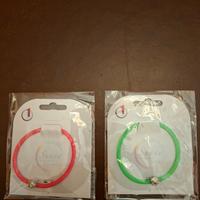 Due braccialetti fluo verde e fucsia regolabili 