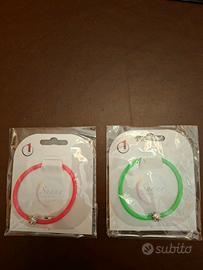Due braccialetti fluo verde e fucsia regolabili 