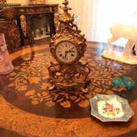 Antico orologio in bronzo