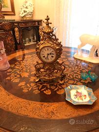 Antico orologio in bronzo