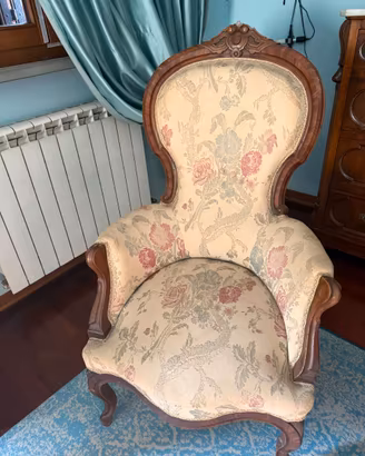 Poltrona antica d’epoca in legno