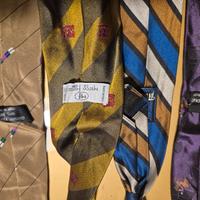 30 cravatte perlopiù  di pura seta