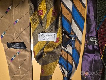 30 cravatte perlopiù  di pura seta