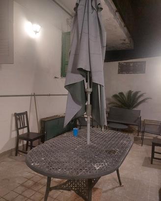 Tavolo ferro battuto da esterno con ombrellone