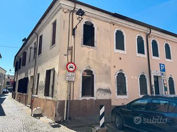 Adria: 131b: fabbricato con due appartamenti