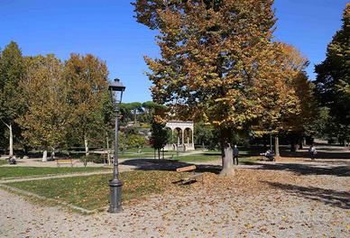 Appartamento di 400 m² con più di 5 locali a Firen