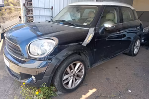 Mini Countryman incidentata 