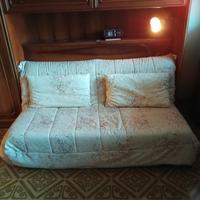 Divano letto provvisto di materasso 