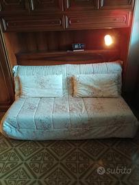 Divano letto provvisto di materasso 