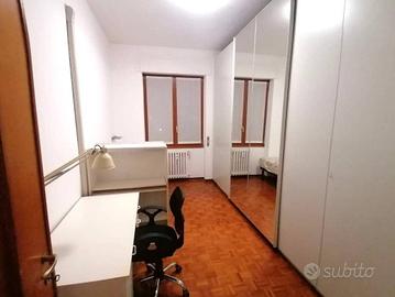 Stanza in appartamento di 100 m² a Milano