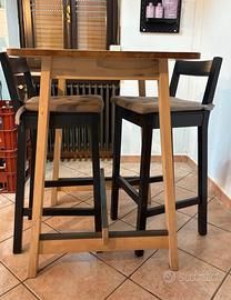 Tavolo alto in legno con due sedie
