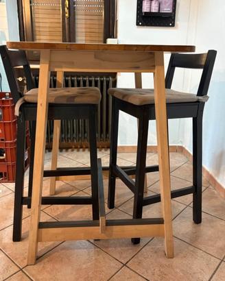 Tavolo alto in legno con due sedie