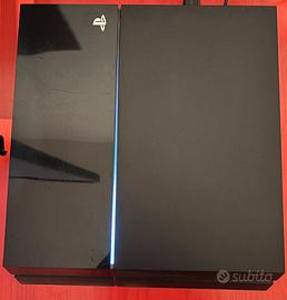 PlayStation 4 con 2 controller e 19 giochi